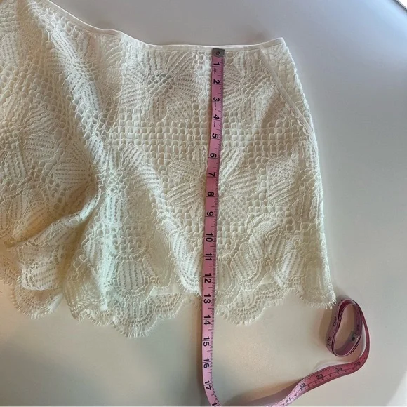 Trina Turk NWOT Compay white lined scalloped lace shorts Size 10